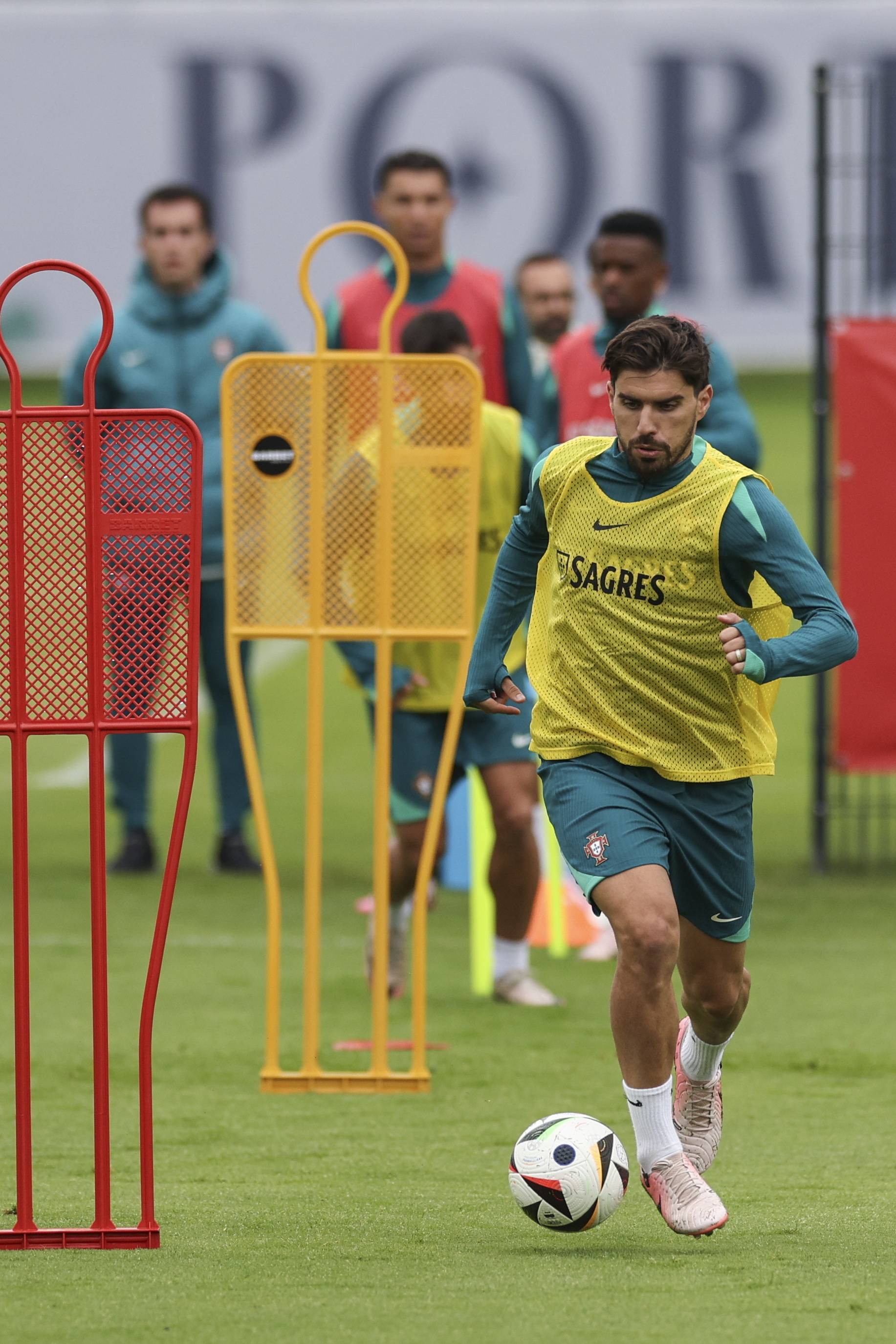 九游体育网页版-葡萄牙国家队疾风骤雨备战欧锦赛预选赛！