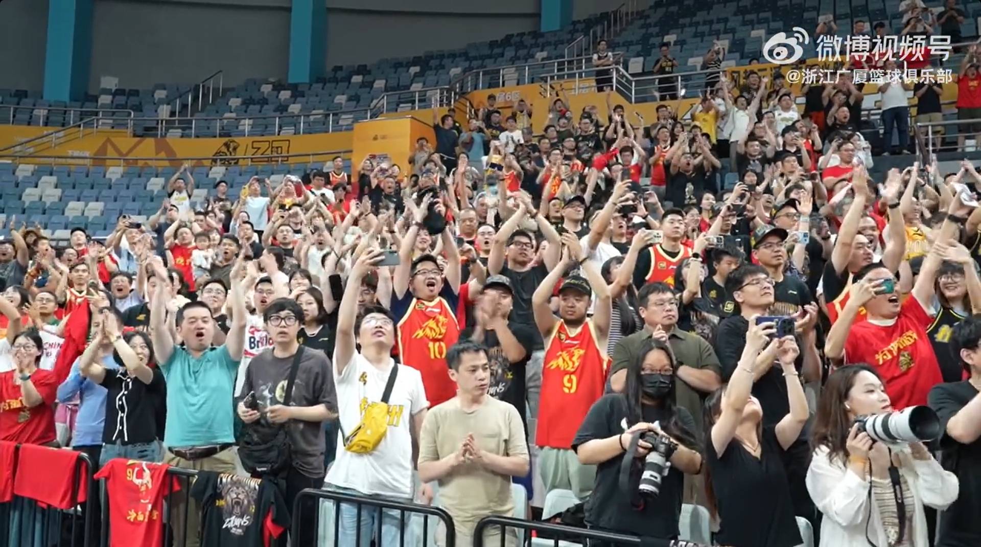 关于双雄对决现场气氛热烈激发球迷热情的信息