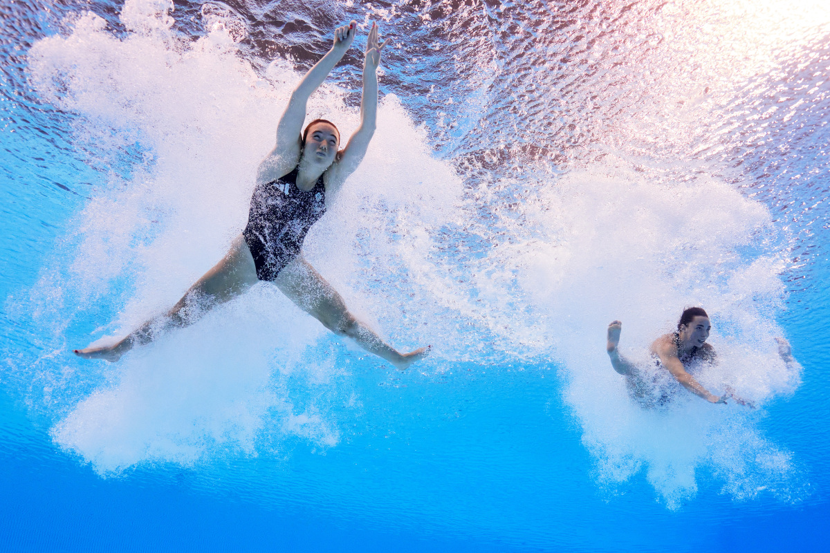 跳水双人组合携手夺金，默契无间