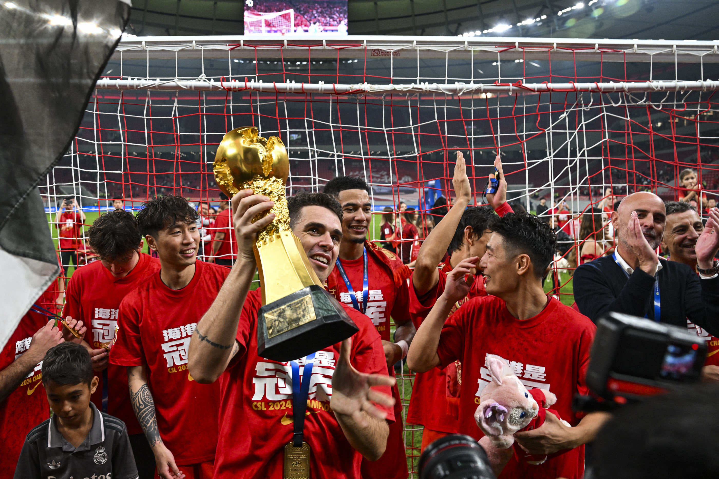 一支实力雄厚的球队即将在主场出战