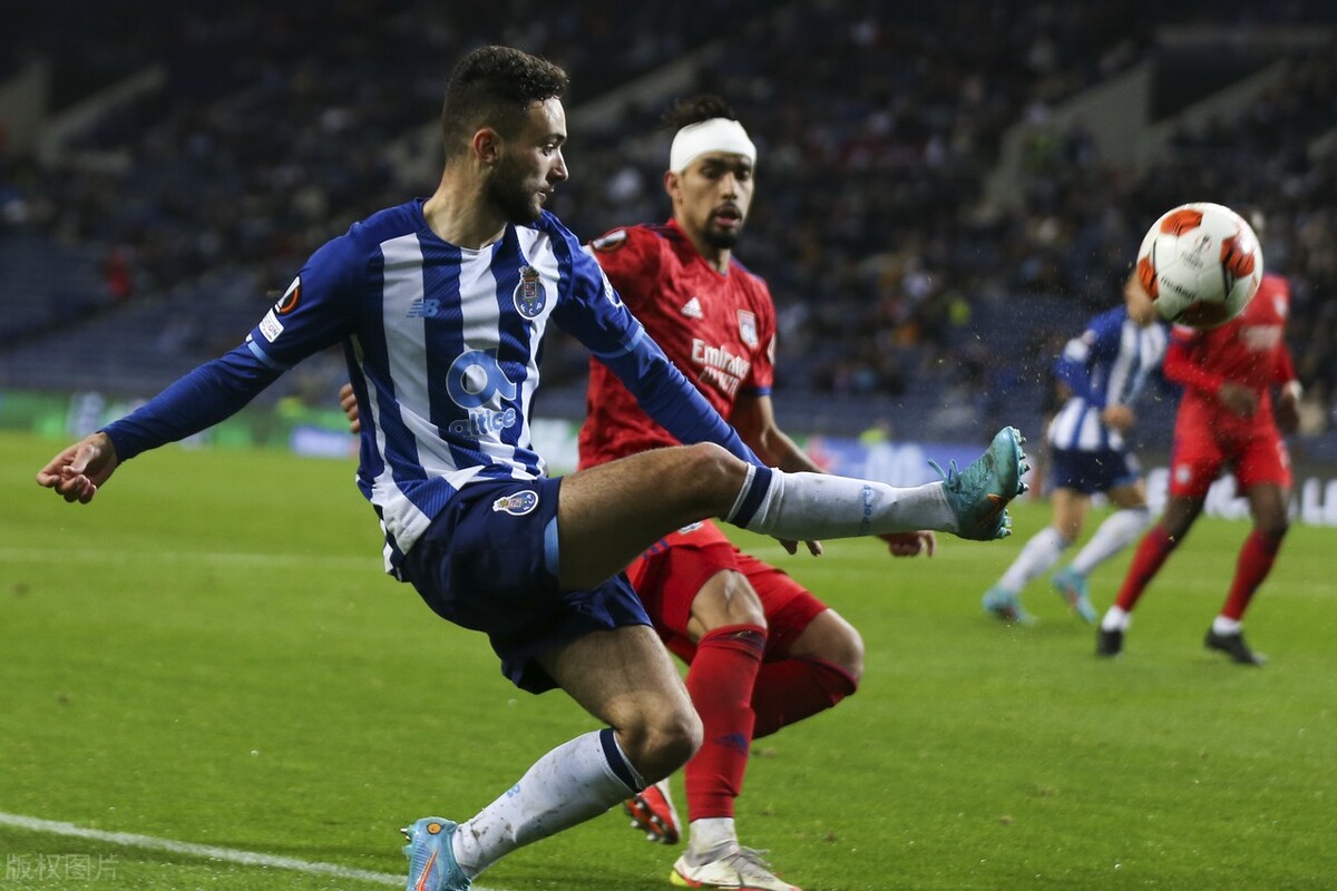 包含豪门联赛劲敌对决，比分胶着的词条