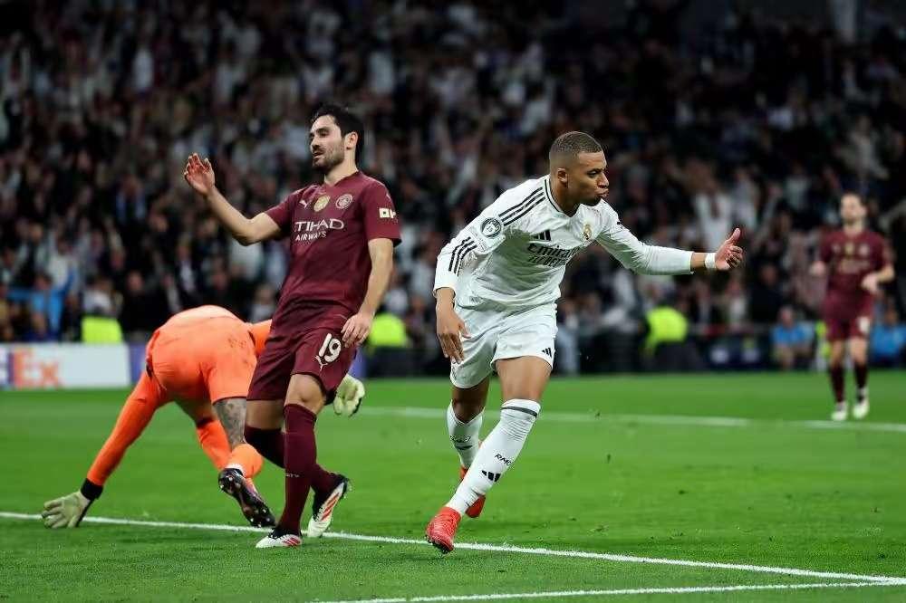 马德里德比大战，双方展开激烈争夺