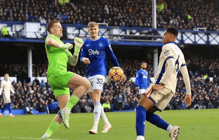 -埃弗顿主场失利，球队士气受挫的简单介绍