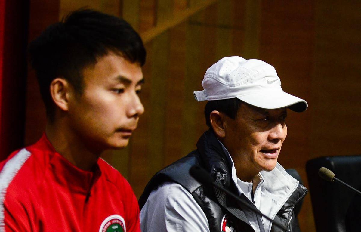 建业主教练王宝山庆祝胜利的简单介绍