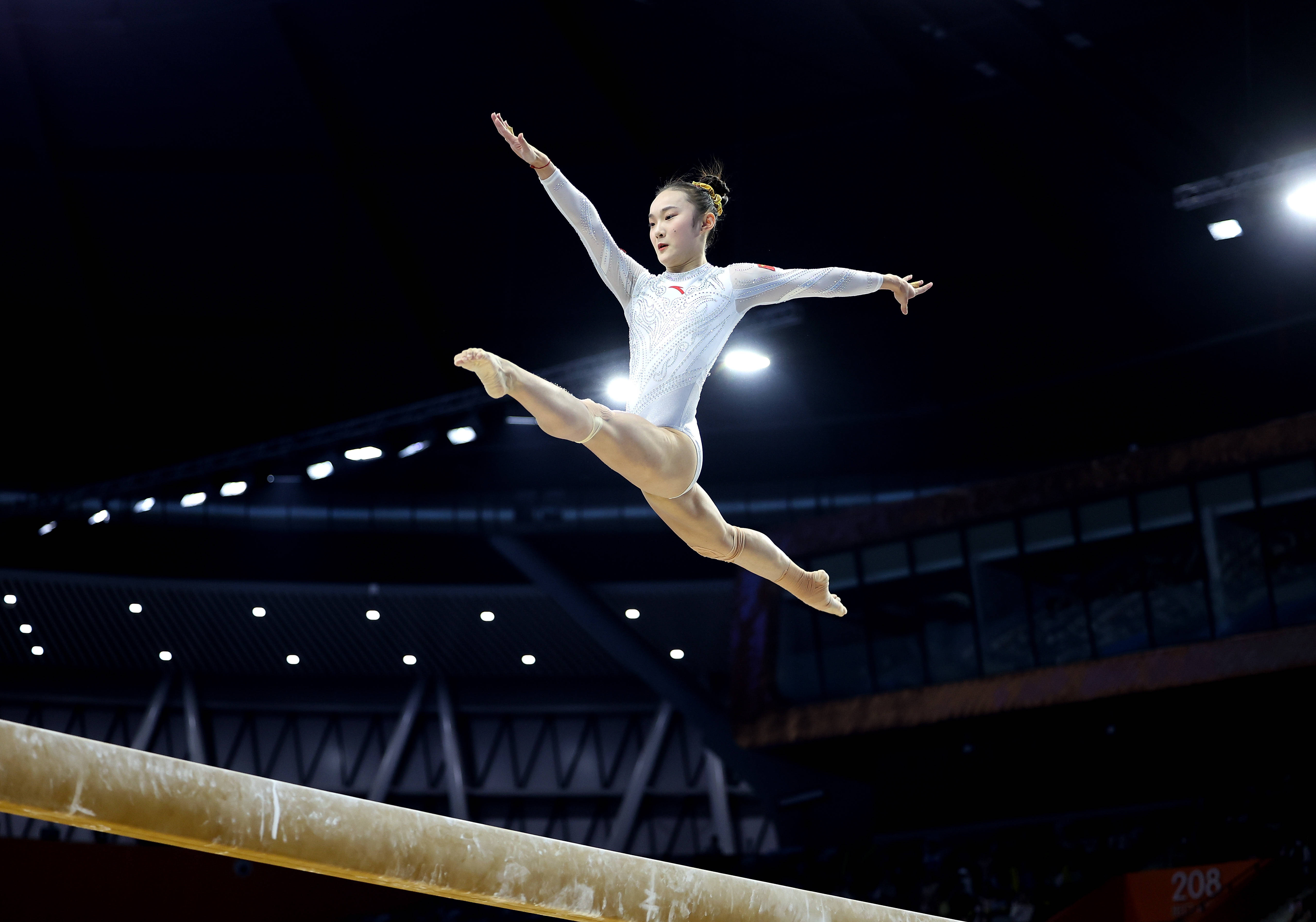 西班牙体操选手获得亚军，喜极而泣