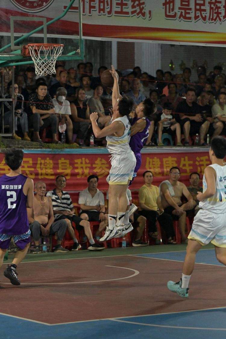 关于联赛季军争夺激烈，胜负难分的信息