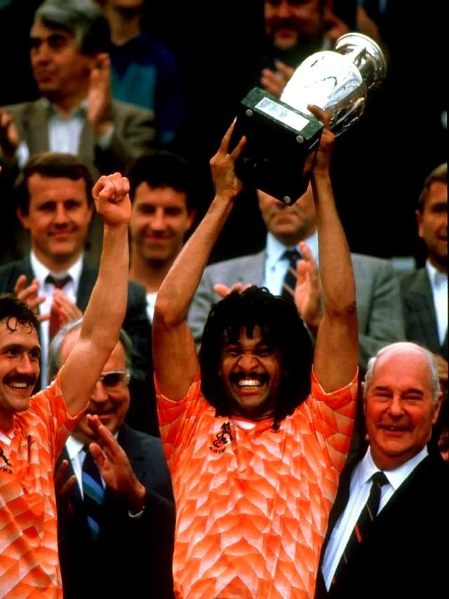 九游体育入口-火药味十足！欧洲国家杯赛场上热情高涨的简单介绍