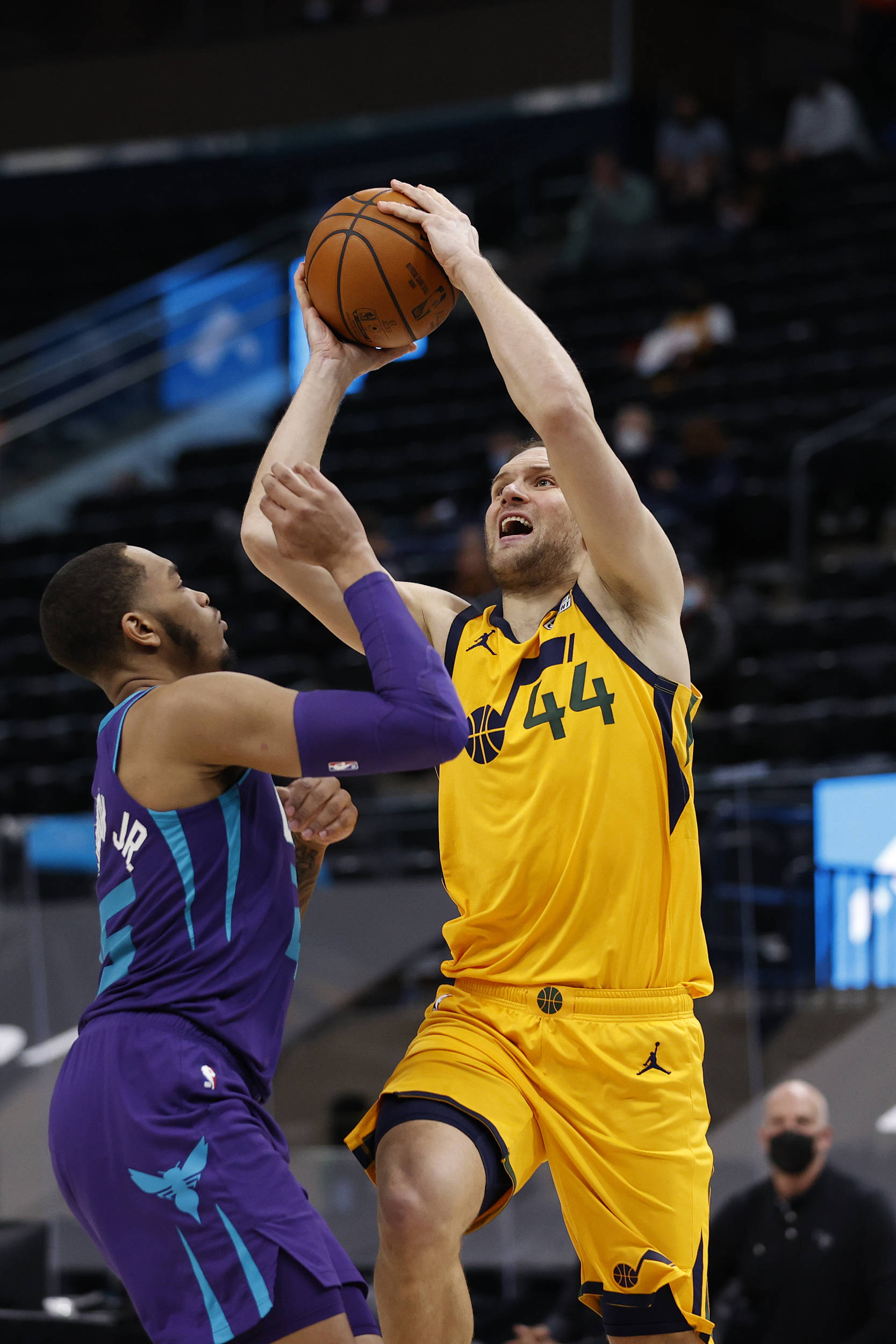 -包含爵士队主席主持球队成绩报告会，表扬全队努力的词条