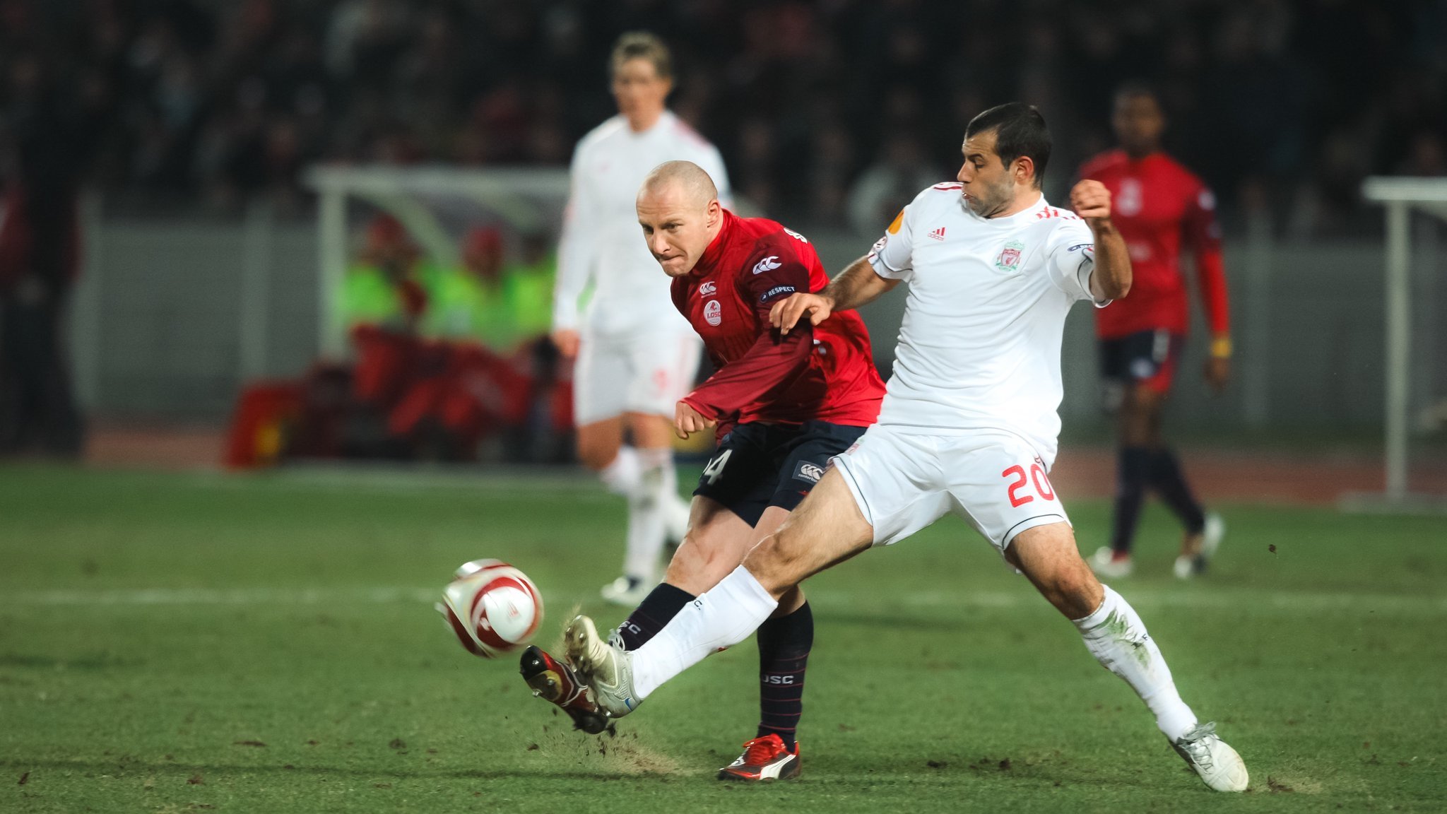 九游体育在线-包含欧冠比赛紧张激烈，团队合作带来胜利的词条