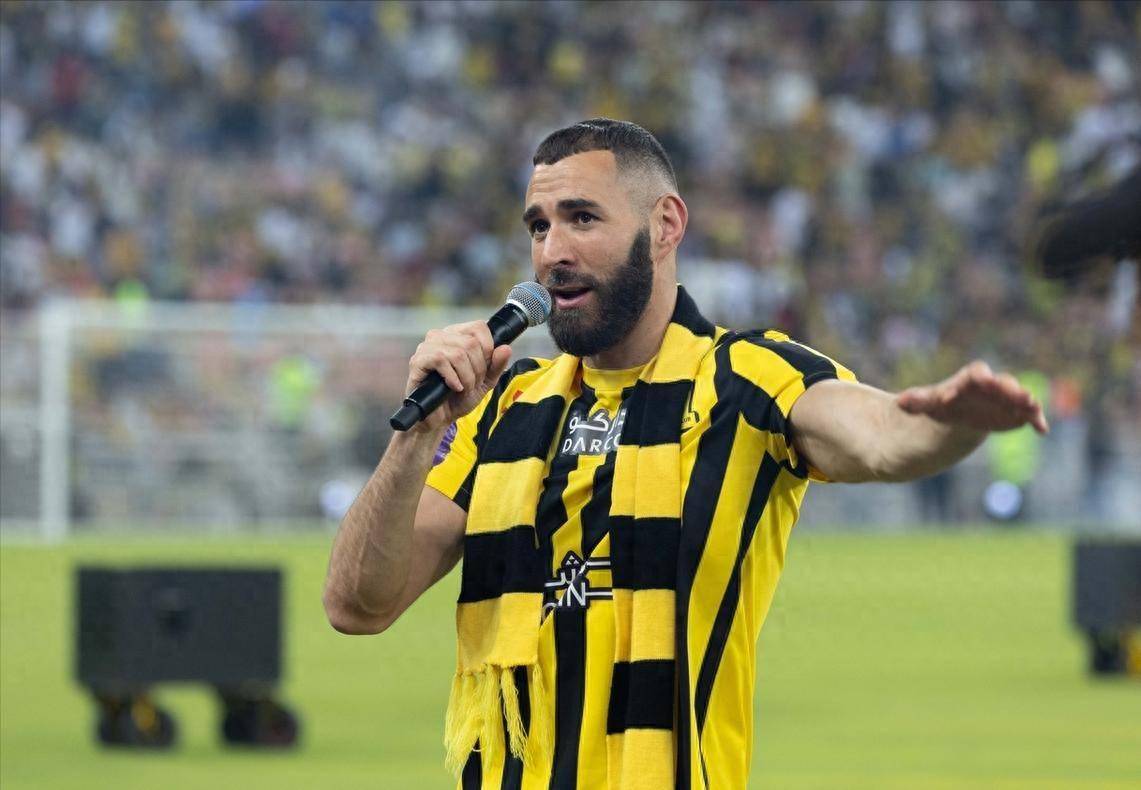 九游体育官方登录入口-皇马卫冕失利，本泽马半场受伤提前下场