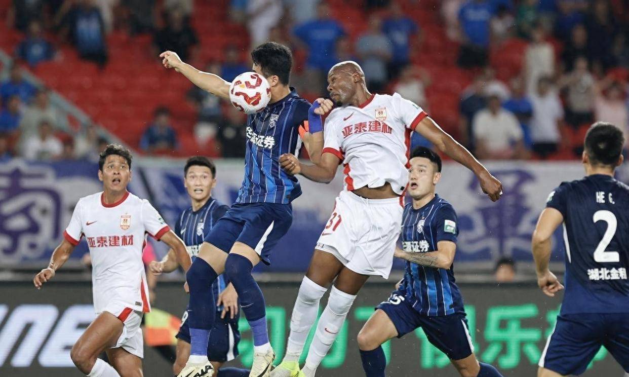 包含长春亚泰客场力克对手取得重要胜利的词条