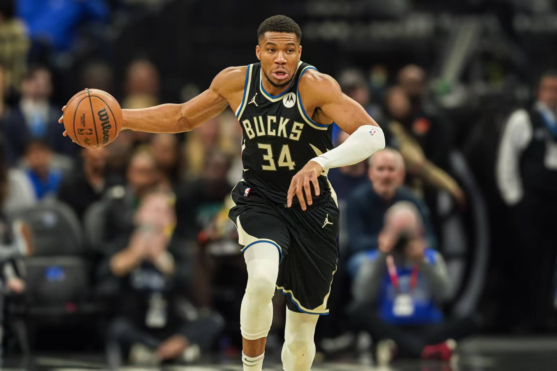 小牛主场大胜热火,唐斯贡献全场最高分 小牛主场大胜热火,唐斯贡献全场最高分