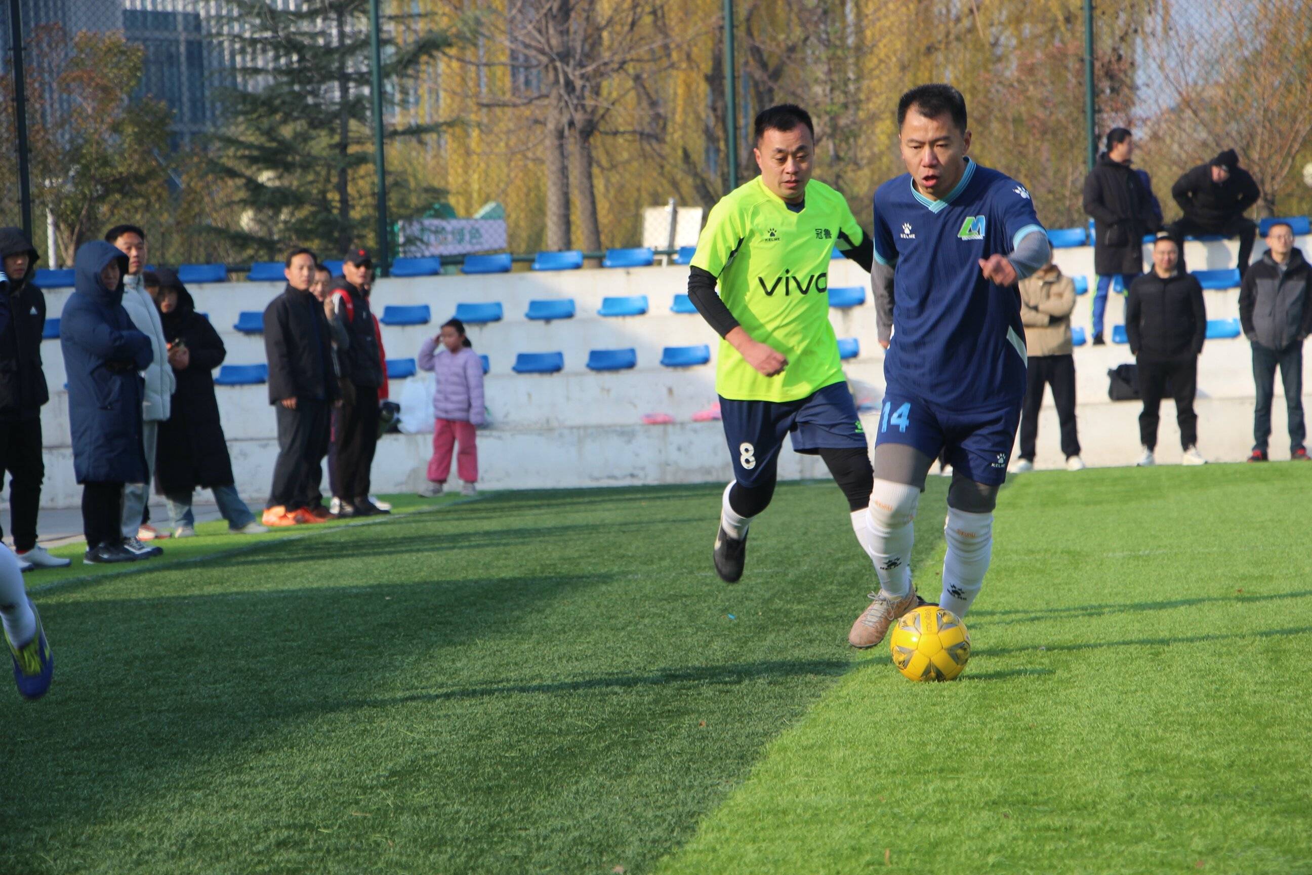 联赛赛场上演激烈角逐，胜者领先优势