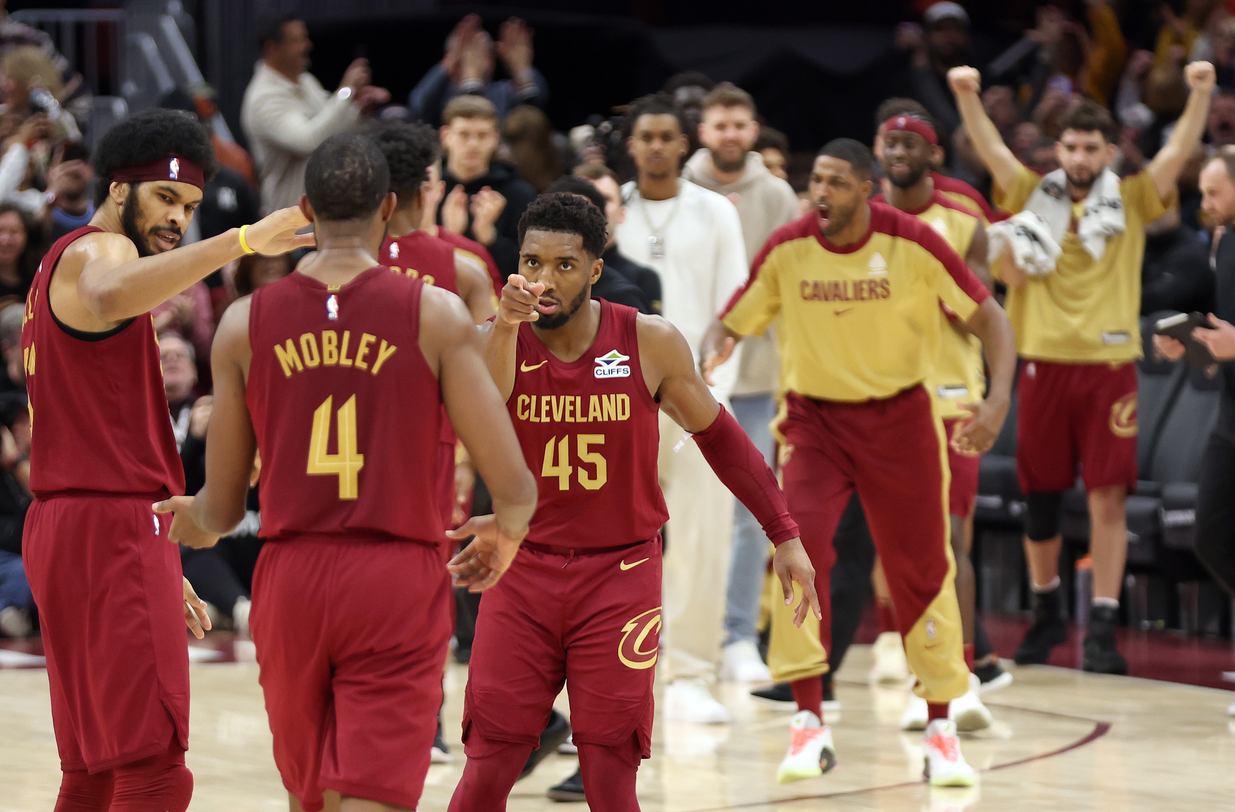 包含球队冲击季后赛失利，全队调整战术备战下一场的词条