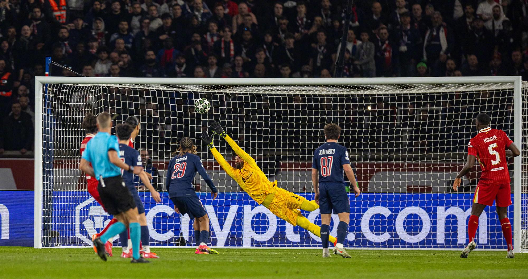 九游体育网页版-巴黎圣日耳曼队员在比赛中锋利射门