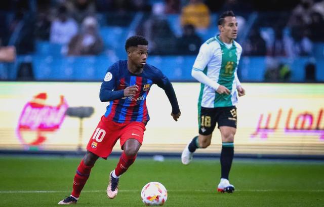 关于巴萨门将连续扑出两粒点球，被誉为救场英雄的信息