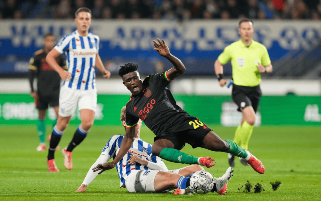 九游体育网页版入口-阿贾克斯主场对阵里尔，争夺欧洲冠军杯资格