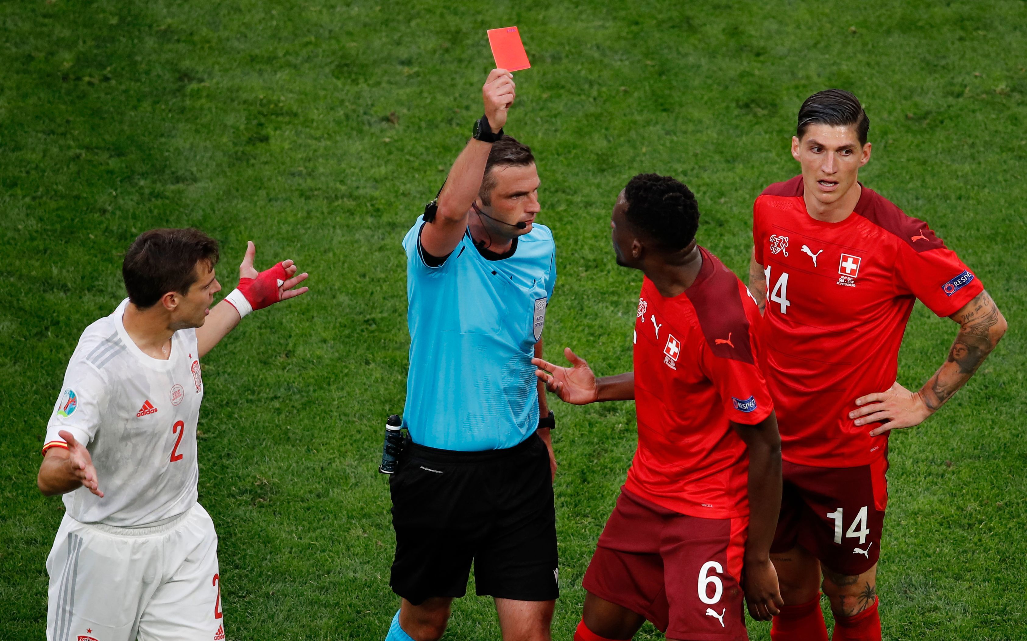 疯狂的足球狂欢，球场上的精彩不容错过！的简单介绍