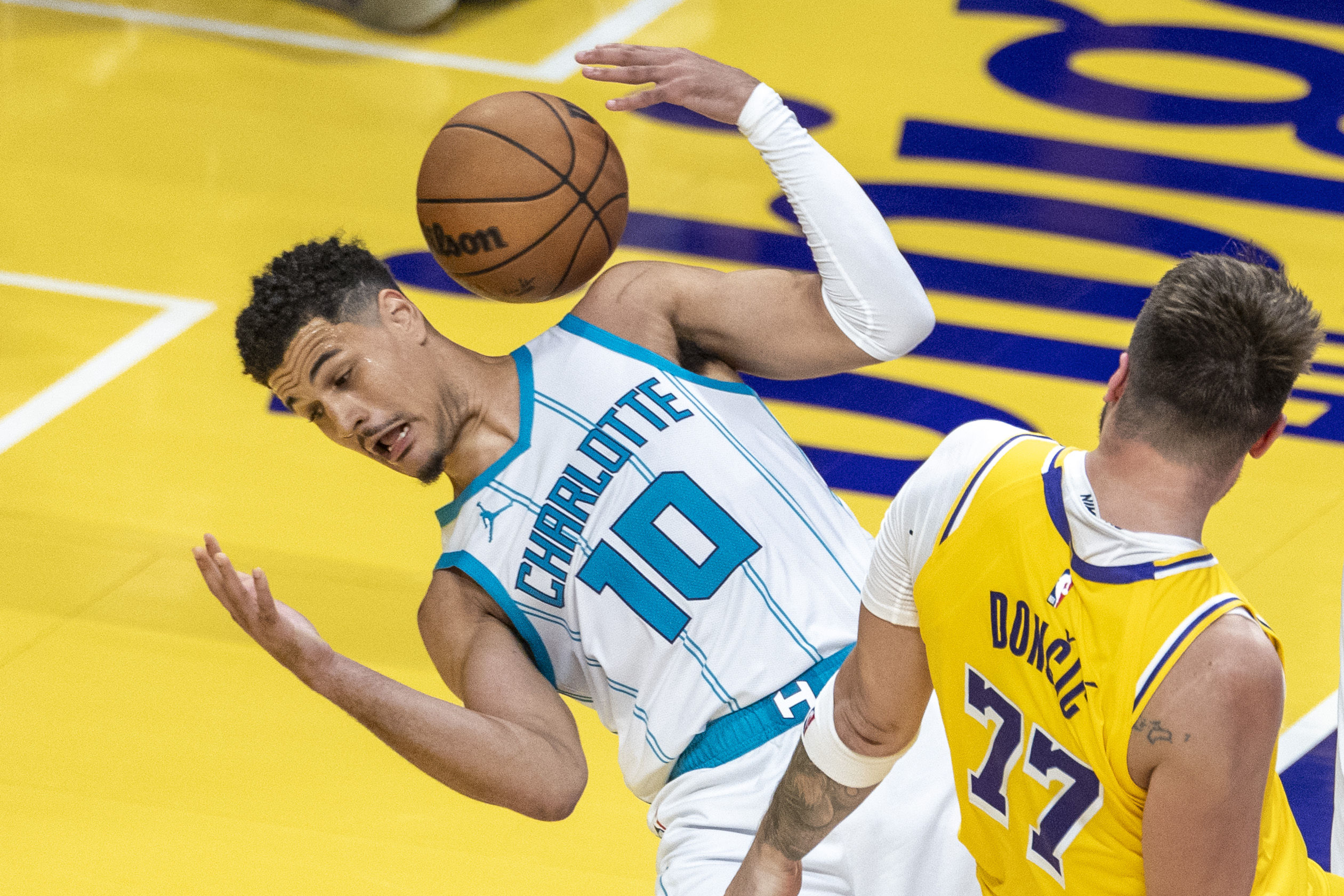 猛首战胜黄蜂，取得季后赛资格