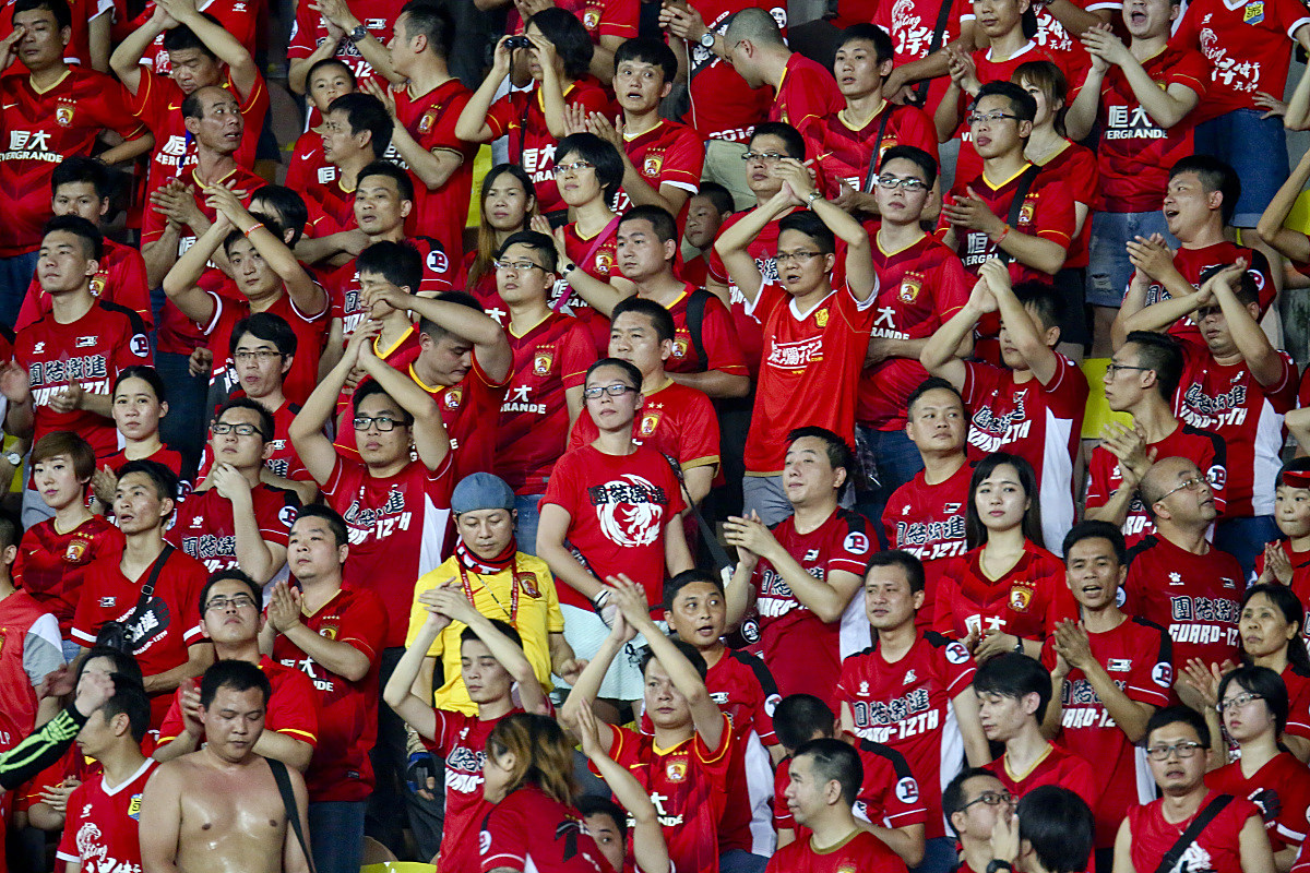 足球赛事即将展开，球迷热情高涨