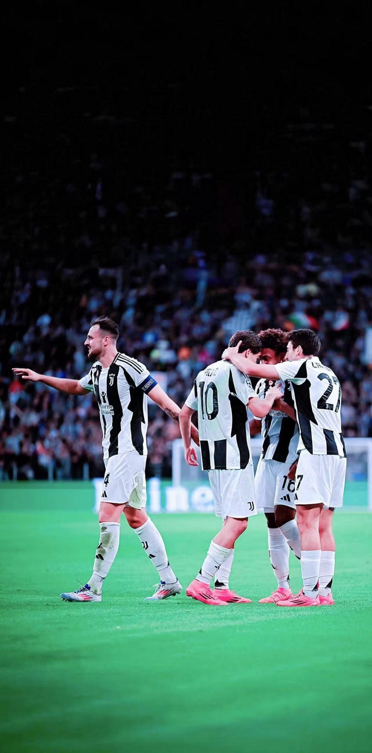 足球联赛紧张开战，球队势均力敌激烈对抗